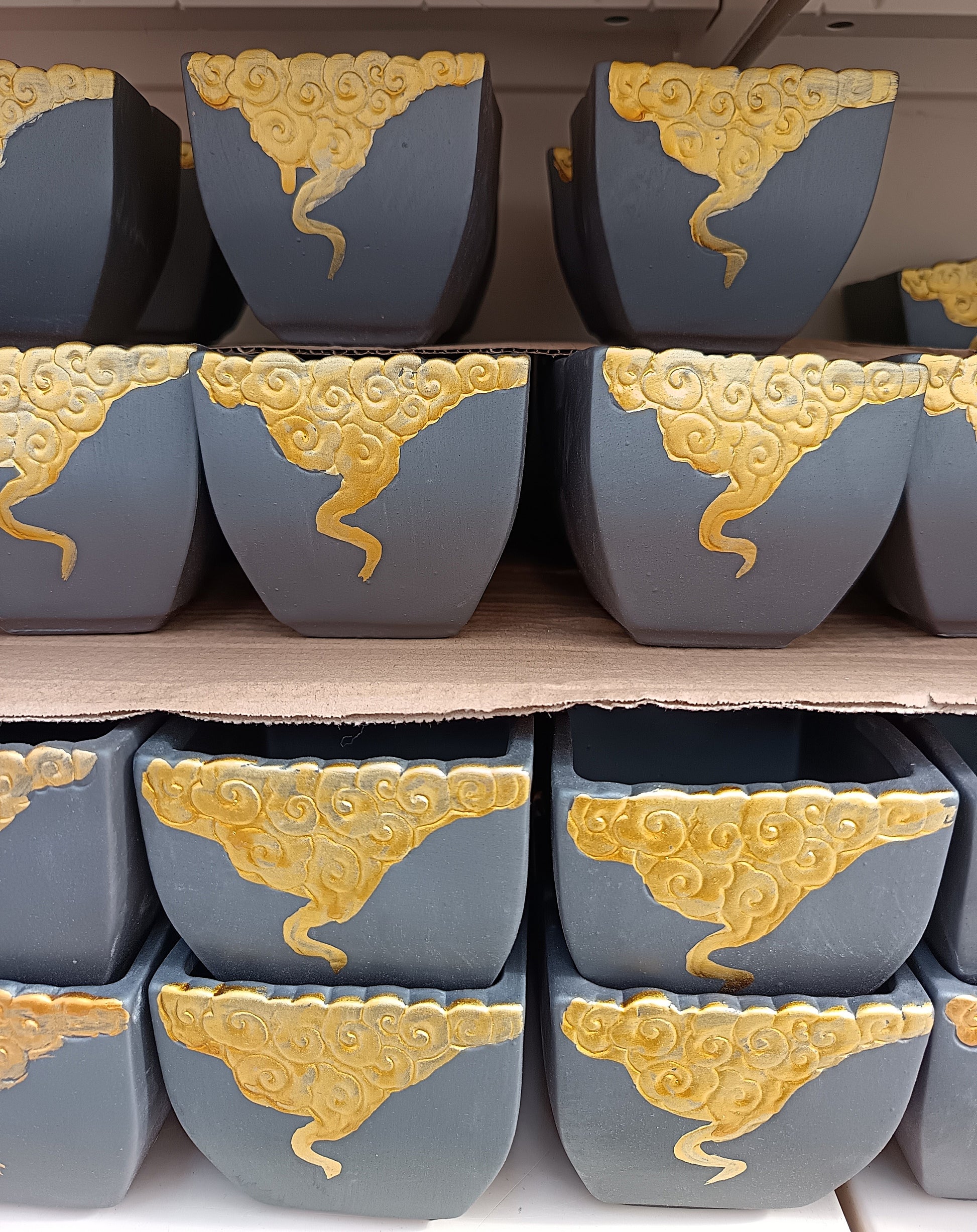 Schwarzer Dekotopf mit goldener Verzierung