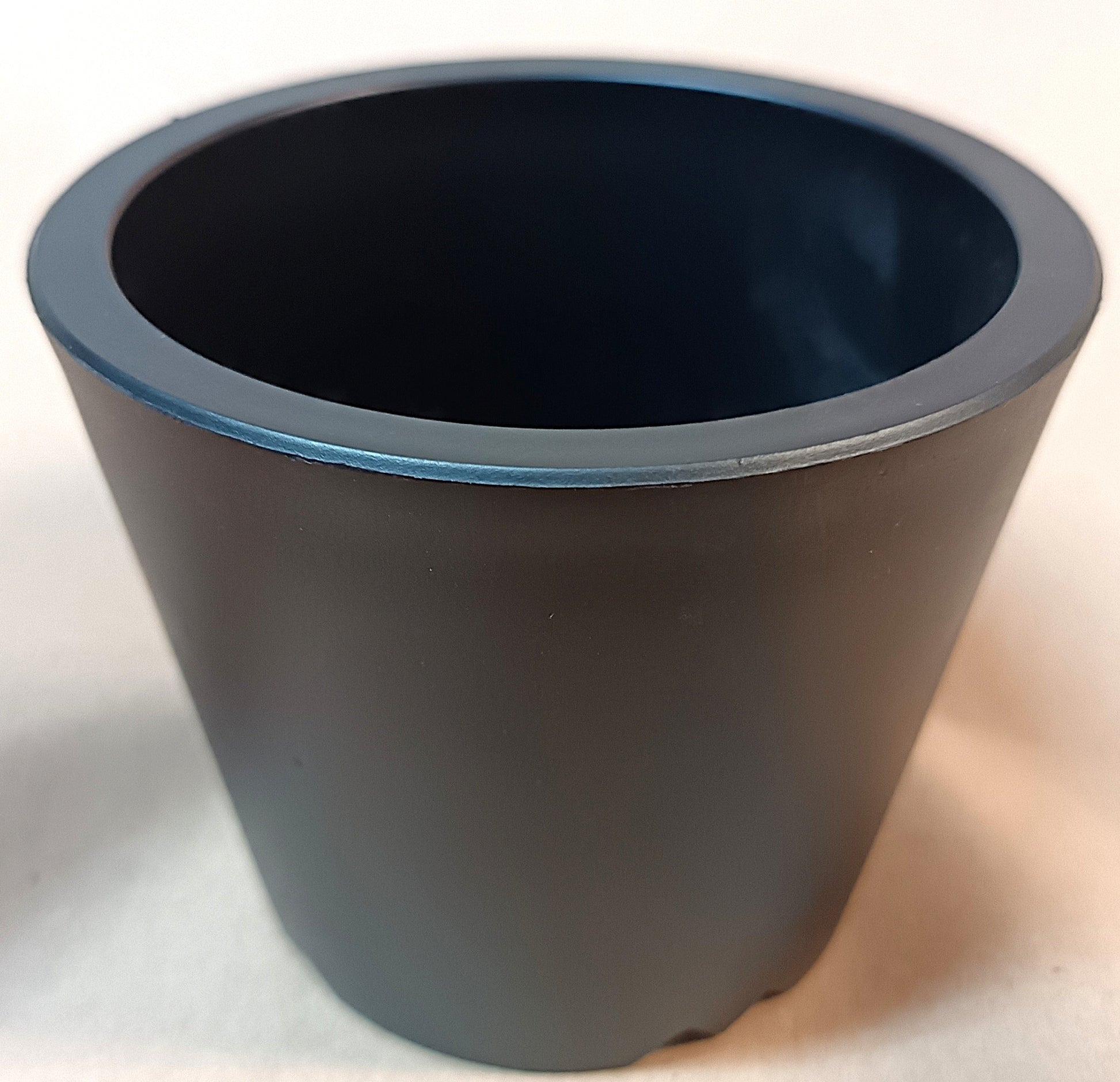 Runder Pflanztopf in Schwarz Matt / Modernes, zeitloses Design