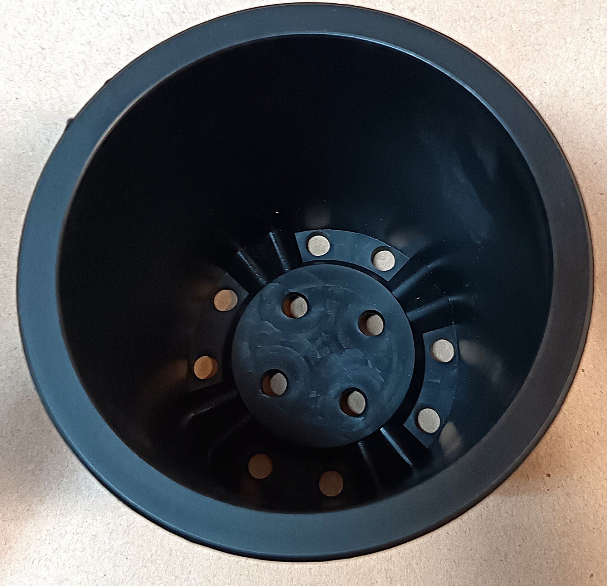 Runder Pflanztopf in Schwarz Matt / Modernes, zeitloses Design