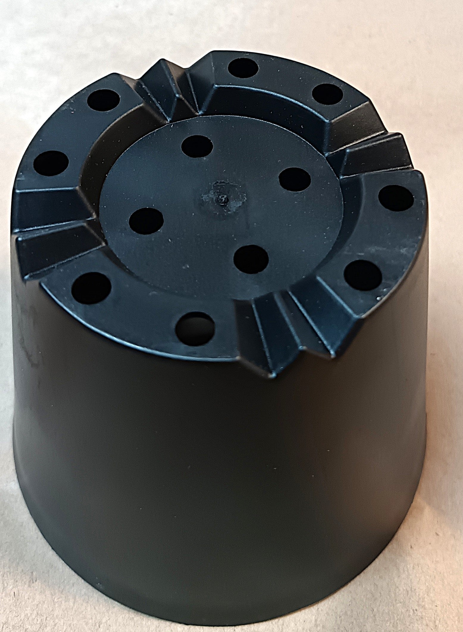 Runder Pflanztopf in Schwarz Matt / Modernes, zeitloses Design